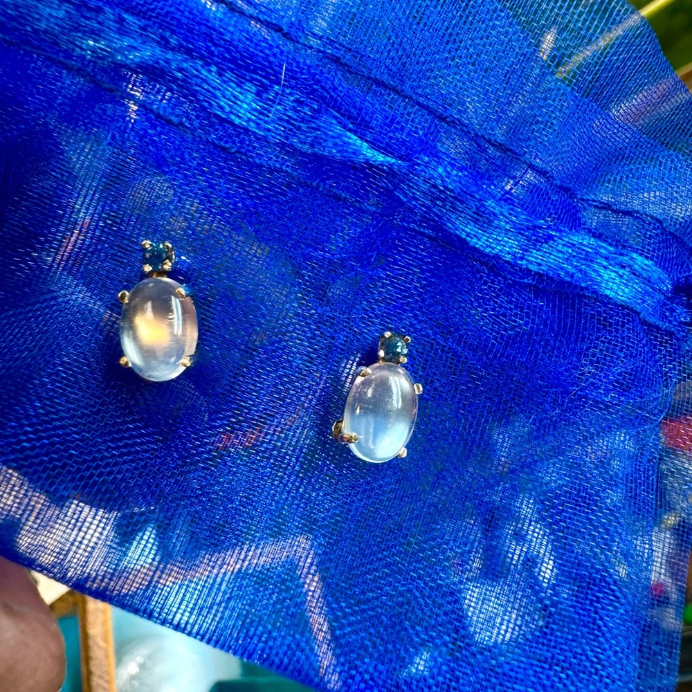 Elegant Blue and 14k gold moonstone earrings - Picture 5 of 5